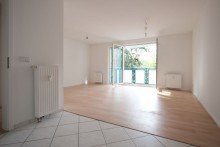 Wohnzimmer VERKAUFT: Bayerisches Viertel: Lichtdurchflutete 3-Zimmer-Wohnung m. Balkon & Tiefgaragenstellplatz
