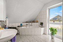 Badezimmer DG Am Park Sanssouci gelegen! Gepflegtes Einfamilienhaus versorgt durch Umweltw�rme