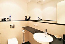 G�ste-WC Fussl�ufig Kudamm 3-Zimmer- Wohnung mit zwei Terrassen und Luxus-Einbauk�che in den Roseng�rten