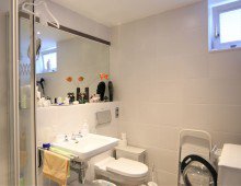 Bad - UG Vermietete elegante Maisonette-Wohnung im vornehmen Nikolassee mit EBK und Garten