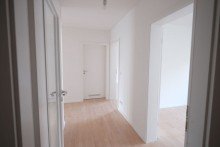 Flur VERKAUFT: Bayerisches Viertel: Lichtdurchflutete 3-Zimmer-Wohnung m. Balkon & Tiefgaragenstellplatz