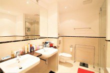 Badezimmer Fussl�ufig Kudamm 3-Zimmer- Wohnung mit zwei Terrassen und Luxus-Einbauk�che in den Roseng�rten