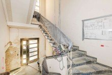 Altbau Elemente im Treppenhaus Traumhafte Maisonette-Altbauwohnung mit Balkon und Keller in Dahlem