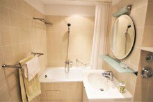 Badezimmer Gepflegte 2-Zimmer ETW mit Schwimmbad fu�l�ufig zum Dahlemer Messelpark