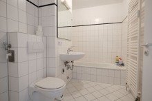Badezimmer VERKAUFT: Bayerisches Viertel: Lichtdurchflutete 3-Zimmer-Wohnung m. Balkon & Tiefgaragenstellplatz