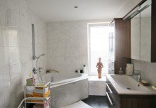 Badezimmer Vermietete elegante Maisonette-Wohnung im vornehmen Nikolassee mit EBK und Garten