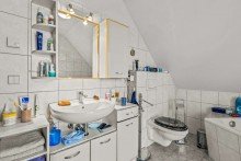 Badezimmer DG Am Park Sanssouci gelegen! Gepflegtes Einfamilienhaus versorgt durch Umweltw�rme